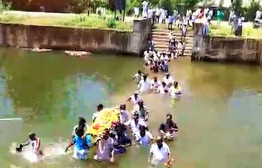 மண்ணியாற்று இடுப்பளவு தண்ணீரில் இறங்கி, இறந்தவரின் உடலை நல்லடக்கம் செய்ய மயானத்திற்கு எடுத்துச் சென்ற நெப்புகோயில் கிராமத்து மக்களின் பரிதாப நிலை !
