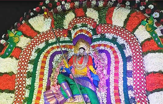திருவள்ளூர் : வழுதிகைமேடு ஸ்ரீஎல்லையம்மன் ஆலயத்தின் 326 வது ஆண்டு தீமிதி திருவிழா … திரளான பக்தர்கள் தீ குண்டம் இறங்கி தங்கள் நேர்த்திகடன் செலுத்தினர் ..