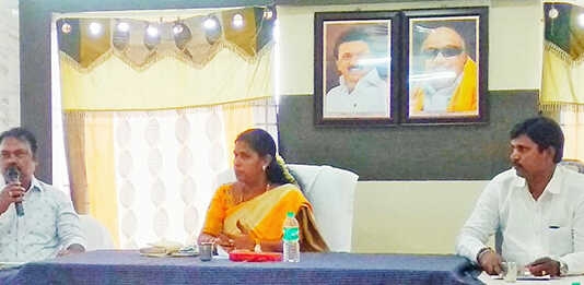 மீஞ்சூர் பேரூராட்சி அலுவலகத்தில் நடைப்பெற்ற கவுன்சிலர்கள் கூட்டம் : தேசத் தலைவர்களின் புகைப்படங்களை அலுவலகத்தில் நிறுவ கோரிக்கை