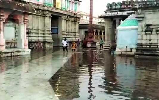 திருவாரூர் மாவட்டத்தில் பெய்த கன மழை காரணமாக மழை நீரில் தத்தளிக்கும் தியாகராஜர்சுவாமி திருக்கோவில் …
