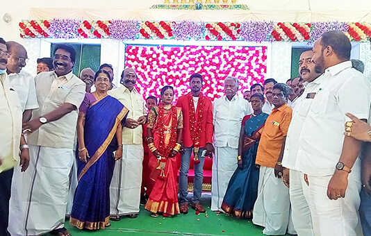 காஞ்சிபுரத்தில் நடைபெற்ற அதிமுக நிர்வாகி இல்ல திருமண விழாவில் கே.பி.முனுசாமி பங்கேற்பு