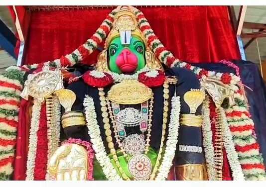 புரட்டாசி மாத மஹாளய அமாவாசையை முன்னிட்டு திருப்பதி வெங்கடாஜலபதி ரூபத்தில், சிறப்பு அலங்காரத்தில் பக்தர்களுக்கு அருள் பாலித்த கும்பகோணம் விஸ்வரூப ஆஞ்சநேயர் ..
