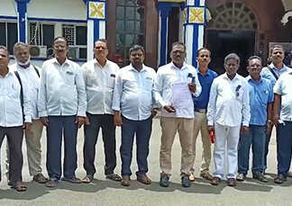 திருவாரூர் மாவட்ட ஆட்சியரிடம் அகில இந்திய கிறிஸ்தவ சபைகளின் கூட்டமைப்பு சார்பில் வழங்கிய கோரிக்கை மனு