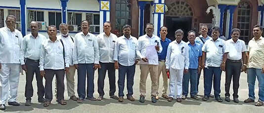 திருவாரூர் மாவட்ட ஆட்சியரிடம் அகில இந்திய கிறிஸ்தவ சபைகளின் கூட்டமைப்பு சார்பில் வழங்கிய கோரிக்கை மனு