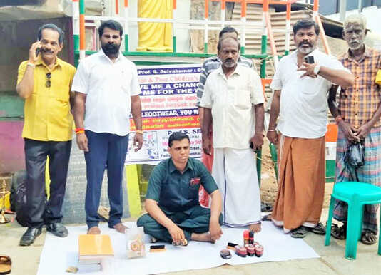 ஷூவுக்கு பாலீஷ் போட்டு ஆதரவற்றோர் இல்லத்திற்கு பழவேற்காடு பகுதியில் நிதி திரட்டிய பேராசிரியர் ..