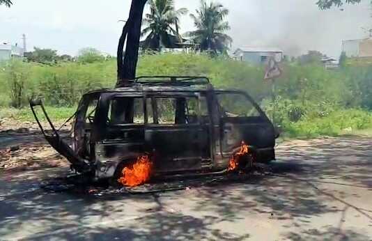 கும்பகோணம் தாராசுரத்தில் சாலையில் சென்று கொண்டிருந்த ஆம்னி கார் திடீரென தீப்பற்றி எரிந்ததால் பரபரப்பு ..
