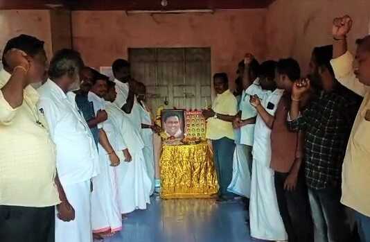 வன்னியர் இட ஒதுக்கீடு போராட்டத்தில் உயிர் நீத்த 21 பேர்களுக்கு திருவாரூர் மாவட்ட வன்னியர் சங்கம் சார்பில் அவர்களது திருவுருவப்படங்களுக்கு மலர் தூவி வீரவணக்கம் செலுத்தினர்..