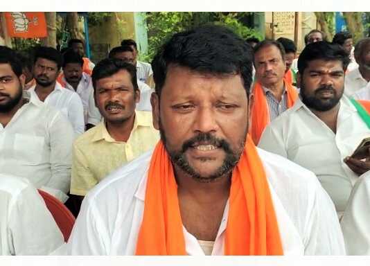 பாஜக கொடிக் கம்பத்தை சோழவரம் பேரூராட்சி அலுவலகம் முன்பு நிறுவுவதற்கு அனுமதி மறுப்பு : பாஜகவினர் காலவரையற்ற உண்ணாவிரதப் போராட்டம்