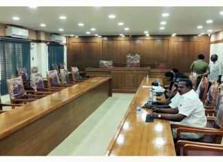 கும்பகோணம் ஊராட்சி ஒன்றிய மன்ற அலுவலகத்திற்குள், கண்ணில் கருப்பு துணி கட்டிக் கொண்டு, அதிமுக உறுப்பினர்கள் நடத்தி வரும் உள்ளிருப்பு போராட்டம் ..