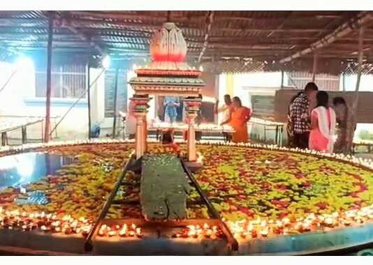 உலக நன்மைக்காக திருவிடைமருதூர் பாஸ்கரராஜபுரத்தில் நடைப்பெற்ற லட்சத் தீபங்கள் ஏற்றும் நிகழ்ச்சி : திரளான பக்தர்கள் பங்கேற்று வழிபாடு