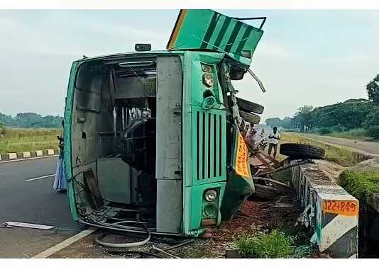 சென்னையிலிருந்து தஞ்சை நோக்கி வந்த அரசு பேருந்து, ஓட்டுனரின் கட்டுப்பாட்டை இழந்து வாய்க்காலில் கவிழ்ந்ததில் 20 க்கும் மேற்பட்டோர் காயம் ..