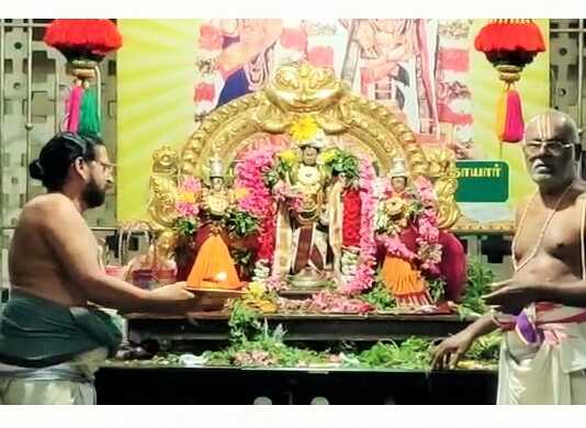 ஒப்பிலியப்பன் வேங்கடாசலபதி சுவாமி திருக்கோயிலில் நடைப்பெற்ற மூன்று திருக்குடை உபய உற்சவ ஊர்வலம்