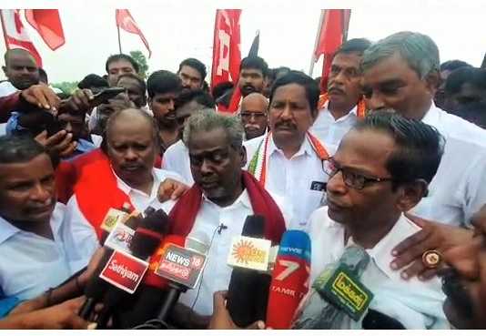 திருவாரூர் மாவட்டத்தில் மூன்று இடங்களில் நடைப்பெற்ற இரயில் மறியல் போராட்டம் : கொட்டும் மழையில் நனைந்த படி, 5 ஆயிரத்திற்கும் மேற்பட்டோர் பங்கேற்பு