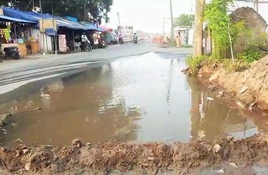 உத்திரமேரூர் வரும் குடிநீர் குழாயில் உடைப்பு ; இரண்டு மாதமாகியும் சரி செய்யப்படாமல் வீணாகி வரும் குடிநீர் ..