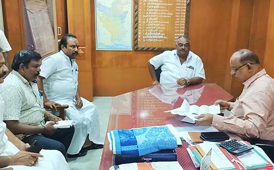 திருவாரூர் வர்த்தக சங்கத் தேர்தலை தள்ளி வைக்க கோரி மாவட்ட ஆட்சியர் அலுவலகத்தில் சங்க உறுப்பினர்கள் மனு ..