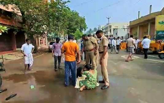 உரிமையாளர் கடையை இடித்ததால் குடும்பத்துடன் தற்கொலை செய்து கொள்ள முயன்ற இளைஞரால் கும்பகோணத்தில் பரபரப்பு …
