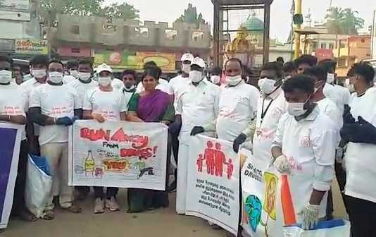 போதை ஒழிப்பு மற்றும் குப்பைகள் அகற்றுதல் குறித்து பொன்னேரிப் பகுதியில் கல்லூரி மாணவர்கள் நடத்திய விழிப்புணர்வு பேரணி
