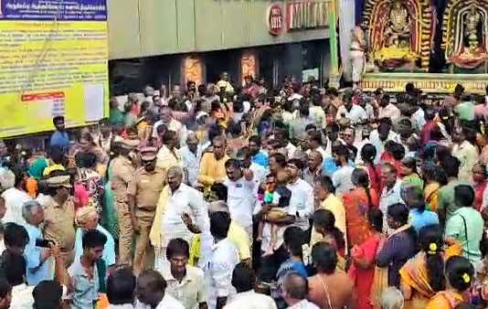 ஆரூத்ரா தரிசனத்தை முன்னிட்டு 11 திருக்கோயில்களில் இருந்து வந்து, கும்பகோணம் ஆதிகும்பேஸ்வரர் திருக்கோயில் முன்பு அருள் பாலித்த அருள்மிகு நடராஜர் சிவகாமி அம்பாள் …