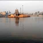 Despite the bitter cold, people offered darpanam to their departed ancestors in the Tiruvarur Kamalalaya pool from early morning-p3