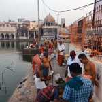 Despite the bitter cold, people offered darpanam to their departed ancestors in the Tiruvarur Kamalalaya pool from early morning-p4