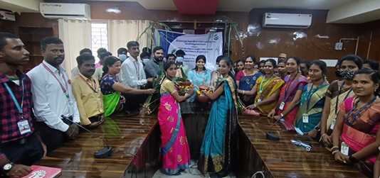 தை திருநாளில் மண்பானையில் பொங்கல் வைக்க வேண்டும் : திருவாரூர் மாவட்ட ஆட்சியருக்கு மண்பானை வழங்கி விழிப்புணர்வு பிரச்சாரம் மேற்கொண்ட தனியார் கல்லூரி மாணவிகள் …
