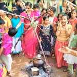 Students of a private school near Tiruvarur celebrated Samattva Pongal by offering a series of seers to the destitute elderly-p1