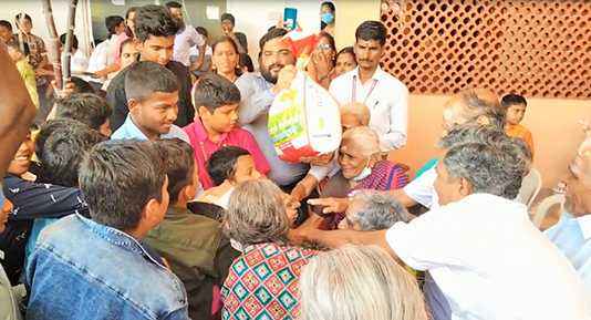 ஆதரவற்ற முதியவர்களுக்கு சீர் வரிசை வழங்கி சமத்துவப் பொங்கல் விழா கொண்டாடிய திருவாரூர் அருகே உள்ள தனியார் பள்ளி மாணாக்கர்கள் …