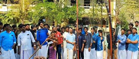 உரியடி விளையாட்டு நிகழ்ச்சிகளோடு சமத்துவப் பொங்கலிட்ட திருவாரூர் கஸ்தூரிபா காந்தி மேல் நிலைப்பள்ளி மாணவ, மாணவிகள் ..