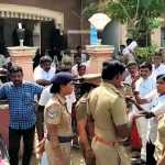 The woman who wrestled with the police in front of the Kumbakonam court – Alakaka was taken away by the police-p2 (2)