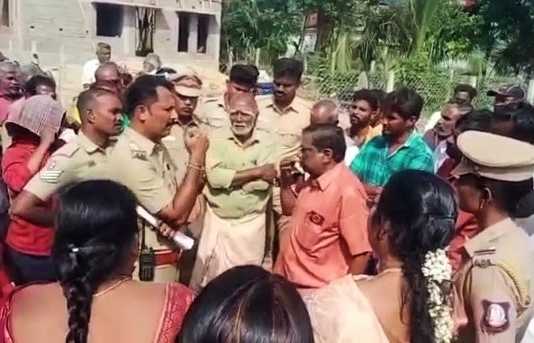 அரசு புறம்போக்கு இடத்தினை மீட்க வந்த அரசு அலுவலர்களை மறித்து திருபுவனம் கம்பகரேஸ்வரர் திருக்கோயில் ஊழியர்கள் நடத்தி வரும் தொடர் போராட்டம் …