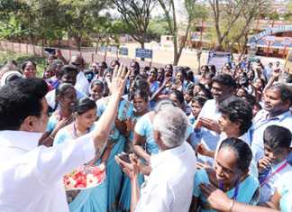 திருவாரூர் மாவட்டத்திற்கு வருகை தந்த தமிழ்நாடு முதலமைச்சர் மு.க.ஸ்டாலினுக்கு பள்ளி ஆசிரியர்கள் மற்றும் மாணவ மாணவியர்கள் அளித்த உற்சாக வரவேற்பு …