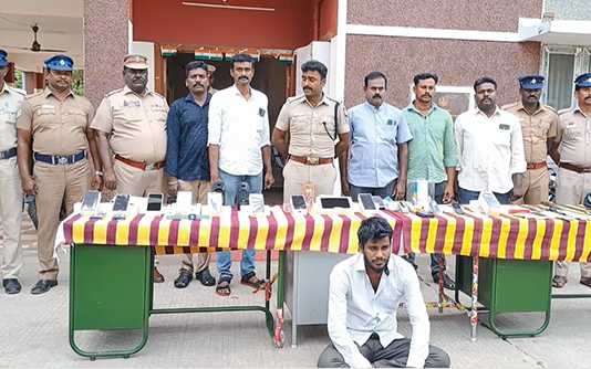 செல்போன் விற்பனைக் கடையின் கதவை உடைத்து ரூ. 1.20 இலட்சம் மதிப்பிலான செல்போன்கள் கொள்ளை : நாகை தனிப்படை போலீசாரின் அதிரடி நடவடிக்கையால் திருடுப்போன செல்போன்கள் உடனடியாக மீட்பு