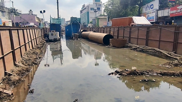 During the metro rail work in Valasaravakkam area, the water pipe broke and the water was wasted for two days -p1