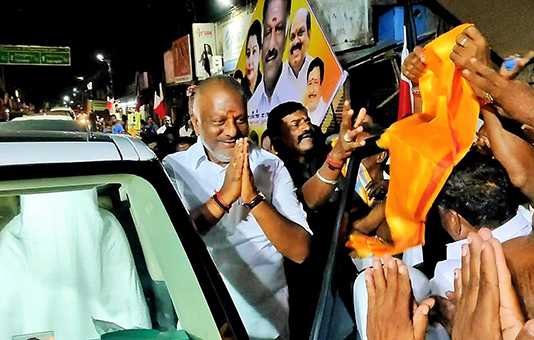 பாபநாசத்தில் அதிமுக ஒருங்கிணைப்பாளர் ஓ.பி.எஸ் க்கு மேளதாளத்துடன் உற்சாக வரவேற்பளித்த தொண்டர்கள் …
