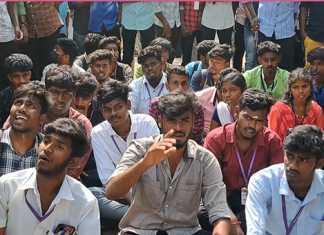 கல்லூரித் தேர்வுக் கட்டண உயர்வைக் கண்டித்து கும்பகோணம் அரசுக் கலை மற்றும் அறிவியல் கல்லூரி மாணவர்கள் நடத்திய ஆர்ப்பாட்டத்தால் போக்குவரத்துப் பாதிப்பு !