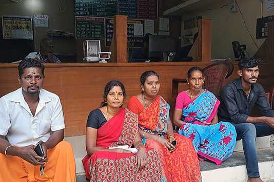 வாடிக்கையாளர்களுக்கு 4 மாதங்களாக அலைச்சலை ஏற்படுத்திய மாயவரம் பெனிபிட் பண்ட் நிறுவனம் : கும்பகோணத்தில் வாடிக்கையாளர்களின் திடீர் தர்ணா போராட்டத்தால் பரபரப்பு !