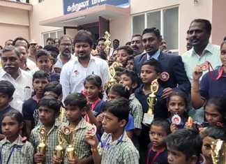 அமைச்சர் உதயநிதி ஸ்டாலினிடம் வாழ்த்துப் பெற்ற மாநிலம் மற்றும் தேசியம் அளவில் நடைப்பெற்ற விளாயாட்டுப் போட்டிகளில் வெற்றிப் பெற்ற திருவாரூர் மாவட்ட மாணவர்கள் …