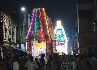 அலங்கரிக்கப்பட்ட அழகிய ஓலைச் சப்பரத்தில் திருவீதிவுலா வந்த கும்பகோணம் சைவத்திருத்தல பஞ்சமூர்த்திகள் : மாசிமக உற்சவத்தின் ஒரு பகுதியாக நடைப்பெற்ற நிகழ்ச்சி