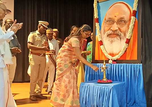 குடவாசலில் நடைப்பெற்ற ஆயிரம் மாணவர்கள் பங்கேற்ற இளையோர் பாராளுமன்றம் நிகழ்ச்சி : திருவாரூர் மாவட்ட ஆட்சியர் சாருஸ்ரீ மற்றும் நாகப்பட்டினம் நாடாளுமன்ற உறுப்பினர் செல்வராசு ஆகியோர் குத்து விளக்கு ஏற்றி தொடங்கி வைத்தனர் …