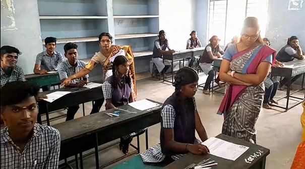 Thiruvarur District Collector Saroosree visited the examination halls where the general examination was conducted-p1