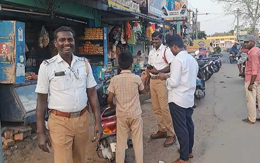 இருசக்கர வாகன தணிக்கையின் போது போக்குவரத்து காவல்துறையினரிடம் மாட்டிக்கொண்டு அழுத ஆறாம் வகுப்பு பள்ளி மாணவன் : மாணவனின் பொற்றோரை வரவழைத்து அறிவுரை வழங்கிய காவல் ஆய்வாளர்