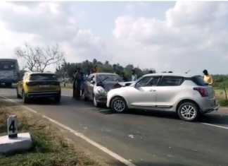 திருவாரூர் ஆழி தேரோட்டத்தை பார்க்க வந்தவர்களின் கார்கள் நேருக்கு நேர் மோதி விபத்து : மூன்று பேர் படுகாயத்துடன் மருத்துவமனையில் அனுமதி
