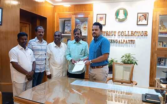 ஃபிலிம் சிட்டிக்கு சாலை அமைத்திட செங்கல்பட்டு மாவட்ட ஆட்சியரிடம் ரூ. 35 லட்சம் மதிப்பிலான காசோலை வழங்கிய ஃ பெப்ஸி தலைவர் ஆர்.கே.செல்வமணி