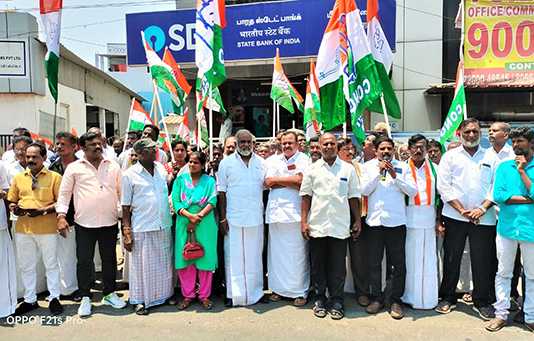 மீஞ்சூர் எஸ்.பி.ஐ. மற்றும் இந்தியன் வங்கியை முற்றுகையிட்டு கண்டன ஆர்ப்பாட்டத்தில் ஈடுப்பட்ட காங்கிரஸ் கட்சியினர் ….