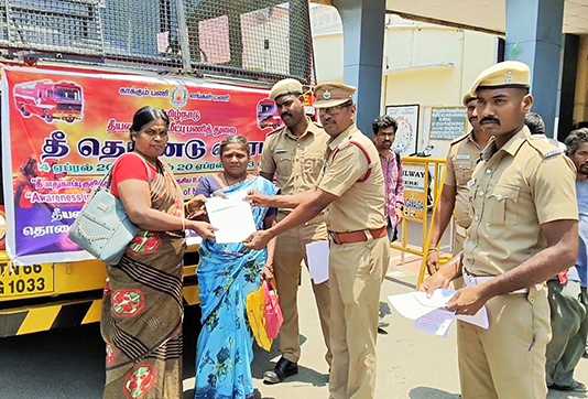 தமிழ்நாடு தீயணைப்பு மற்றும் விபத்து மீட்பு துறையின் சார்பில் செங்கல்பட்டு இரயில்வே நிலையத்தில் நடைப்பெற்ற துண்டு பிரசுர விழிப்புணர்வு பிரச்சாரம் …