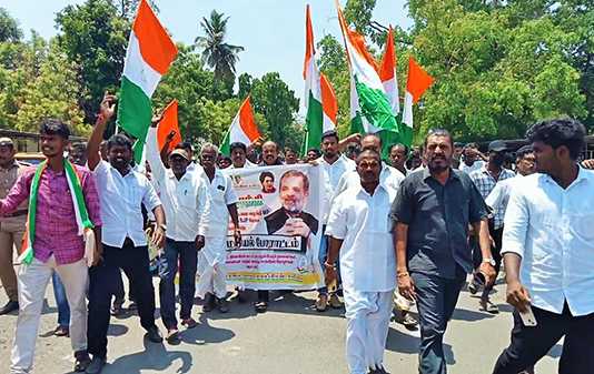 செங்கல்பட்டில் இரயில் மறியலில் ஈடுபட முயன்ற காங்கிரஸ் கட்சியினர்… தடுத்து நிறுத்த முற்பட்ட போலீசார் .. இருவருக்கும் இடையே நடைப்பெற்ற தள்ளுமுள்ளு …