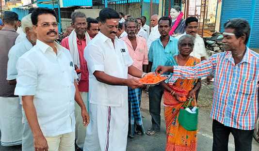 இந்திய தேர்தல் ஆணையம் அதிமுக கட்சியின் பொதுச்செயலாளராக எடப்பாடி கே.பழனிச்சாமிக்கு அங்கீகாரம் வழங்கியதை முன்னிட்டு, பட்டாசு வெடித்தும், இனிப்புகள் வழங்கியும் கொண்டாடிய மீஞ்சூர் ஒன்றிய அதிமுகவினர் ….