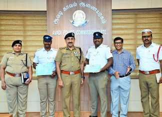 நீட் தேர்வு எழுத வந்த பள்ளி மாணவிக்கு உதவிய போக்குவரத்துக் காவலர்கள் : சான்றிதழ் மற்றும் வெகுமதியளித்து காவலர்களை பாராட்டிய ஆவடி ஆணையரக காவல் ஆணையர் சந்தீப்ராய் ரத்தோர்