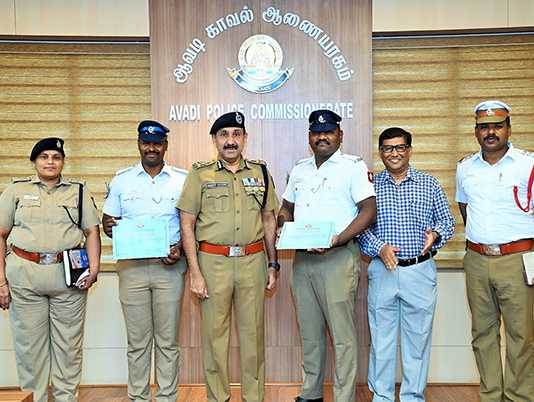 நீட் தேர்வு எழுத வந்த பள்ளி மாணவிக்கு உதவிய போக்குவரத்துக் காவலர்கள் : சான்றிதழ் மற்றும் வெகுமதியளித்து காவலர்களை பாராட்டிய ஆவடி ஆணையரக காவல் ஆணையர் சந்தீப்ராய் ரத்தோர்