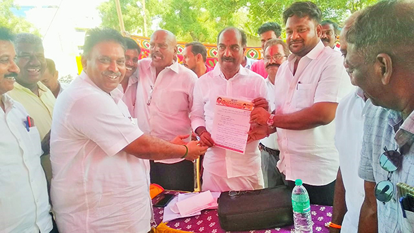 Additional trains should be run on the Kummidipoondi route - Passengers who submitted a petition at the passenger grievance redressal camp held at Meenjur railway station-p1 (2)